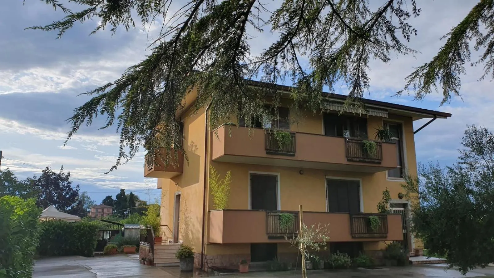 El Lugo Apartment Cola